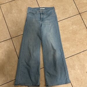 Levi’s 318 Shaping Wide Leg Jeans Light Wash Size 27 W27 L32